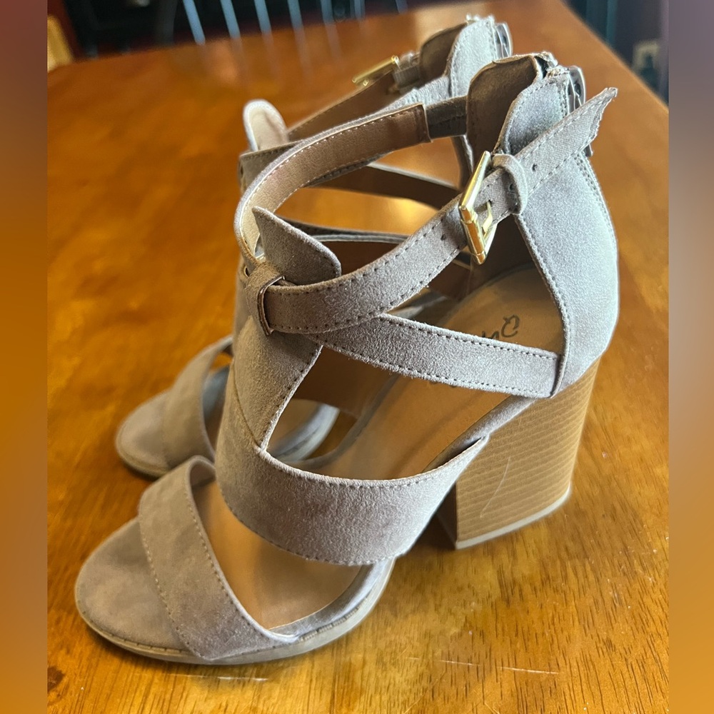 EUC Qupid strappy heeled sandals size 6. Light gray. Super cute!